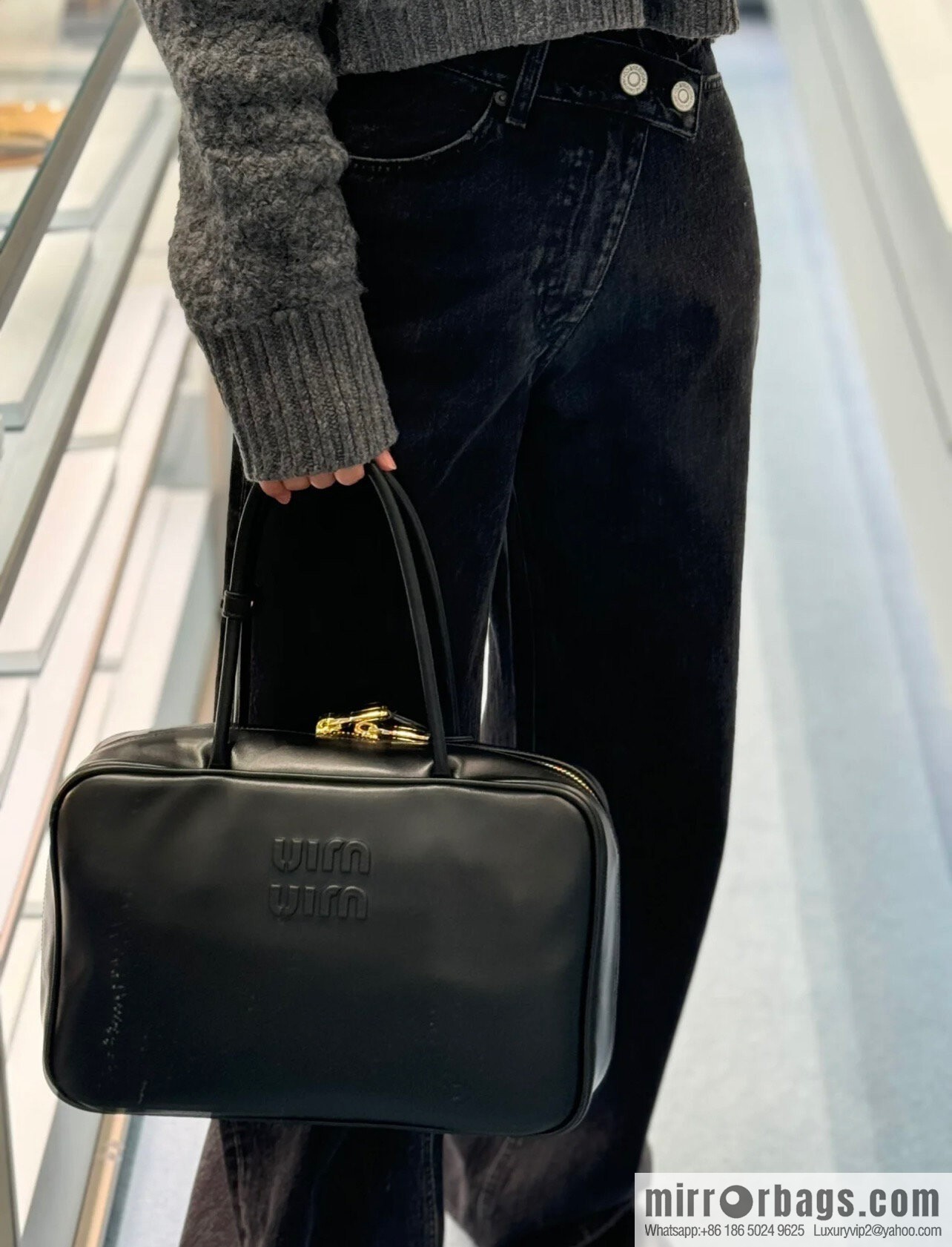 𝐌𝐈𝐔𝐌𝐈𝐔 new upgraded long handle briefcase ✨ 5BB117 black