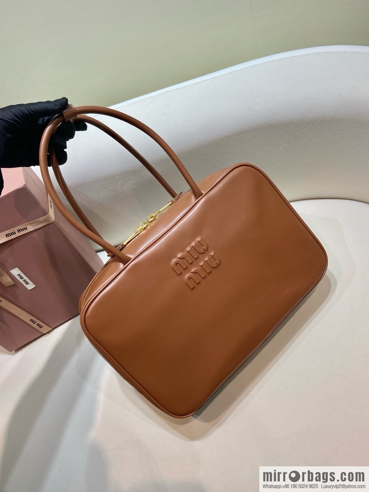 𝐌𝐈𝐔𝐌𝐈𝐔 new upgraded long handle briefcase ✨ 5BB117 brown
