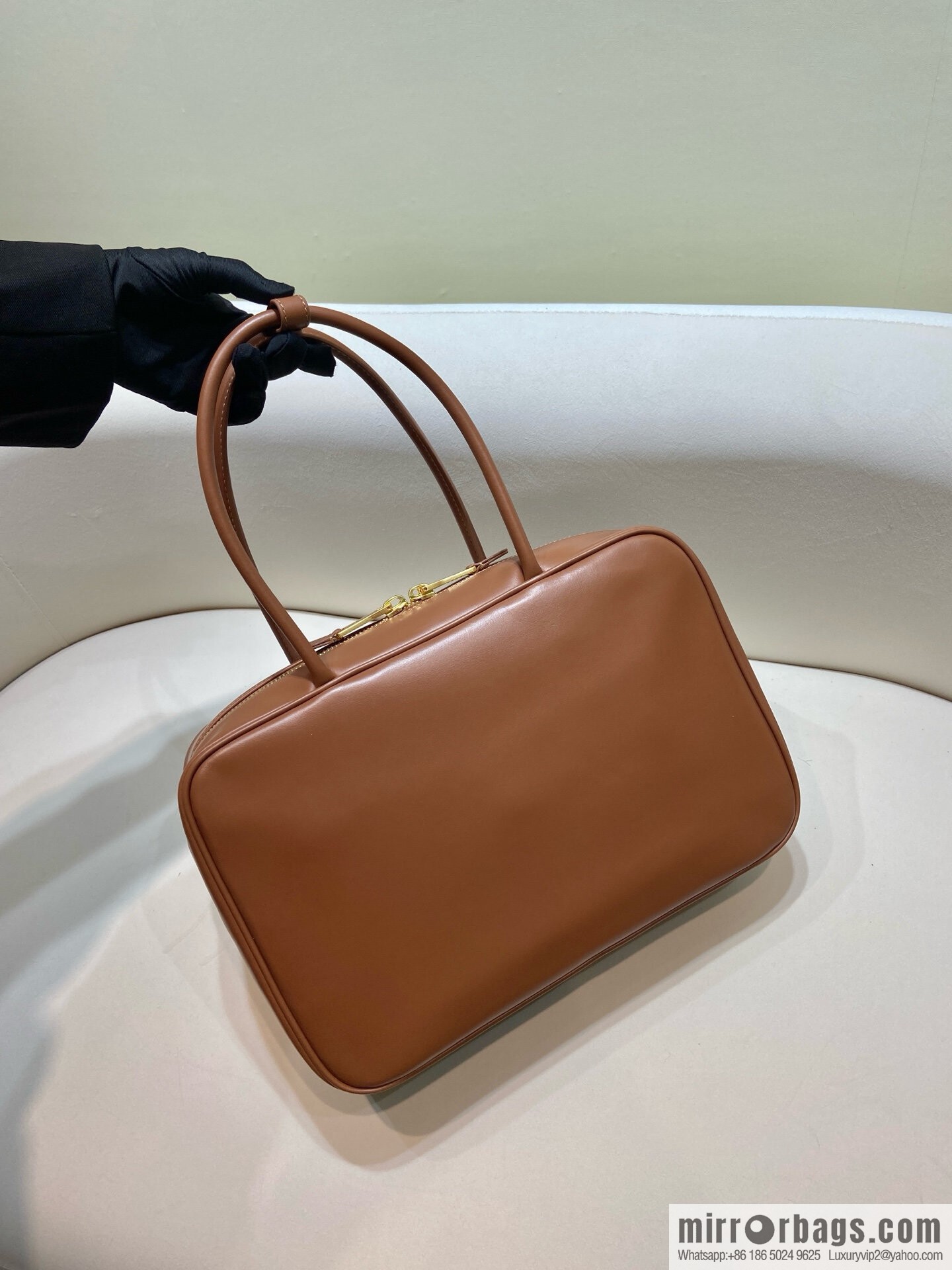 𝐌𝐈𝐔𝐌𝐈𝐔 new upgraded long handle briefcase ✨ 5BB117 brown