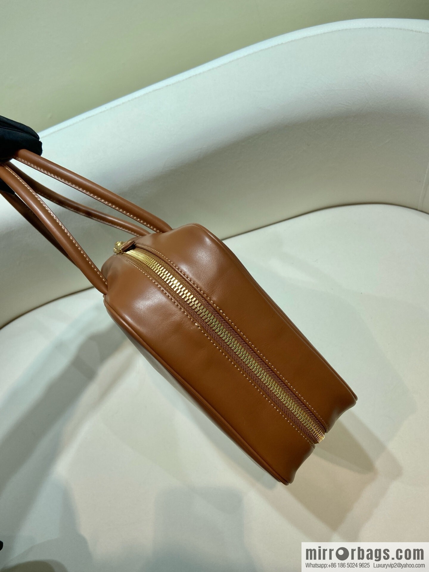 𝐌𝐈𝐔𝐌𝐈𝐔 new upgraded long handle briefcase ✨ 5BB117 brown