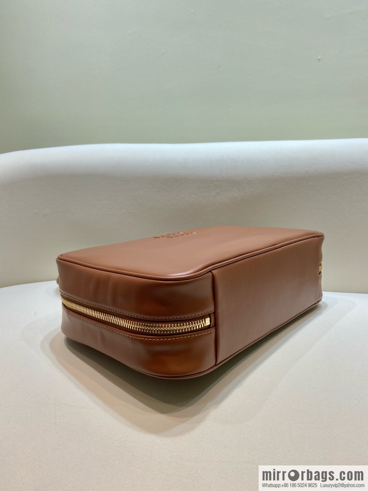 𝐌𝐈𝐔𝐌𝐈𝐔 new upgraded long handle briefcase ✨ 5BB117 brown