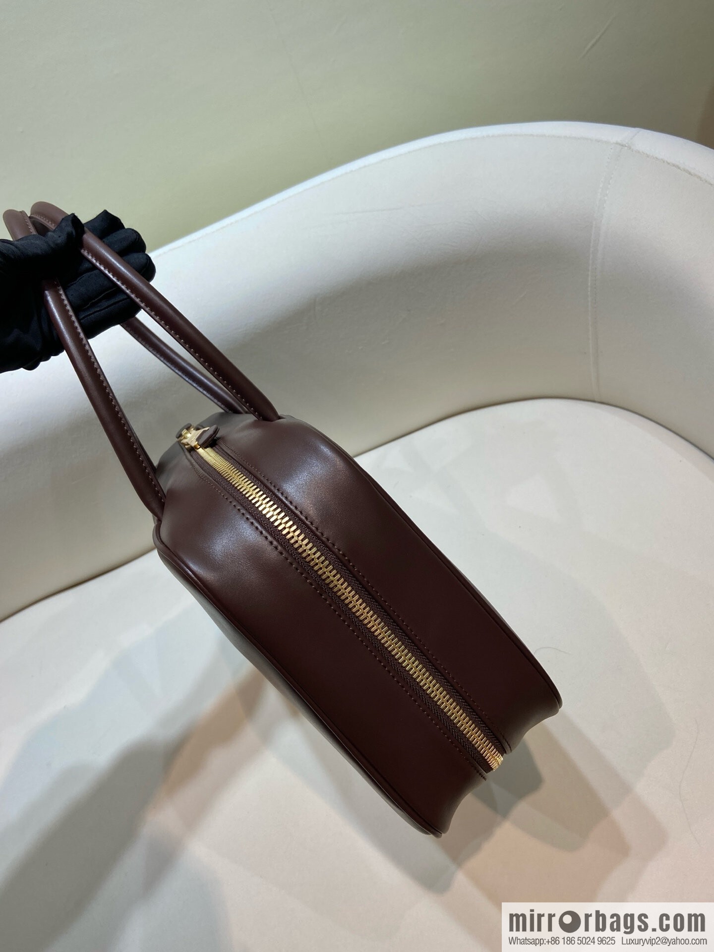 𝐌𝐈𝐔𝐌𝐈𝐔 new upgraded long handle briefcase ✨ 5BB117 chocolate