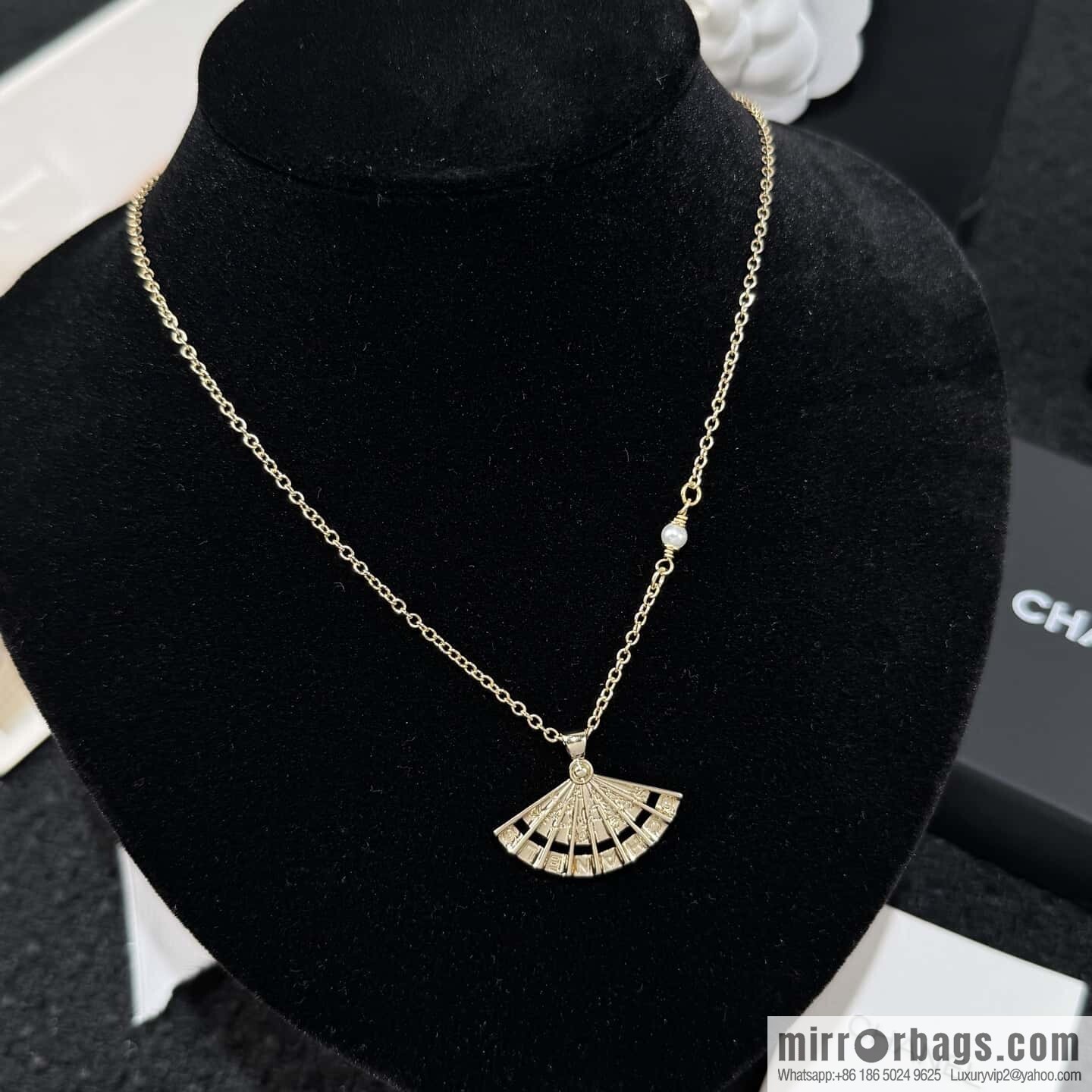 ❗️New ❗️☀️ New ☑️ Chanel fan double c necklace ☀️