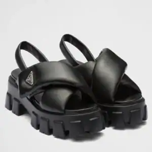 PRADA MONOLITH PADDED SANDALS IN BLACK NAPPA LEATHER - PSD017
