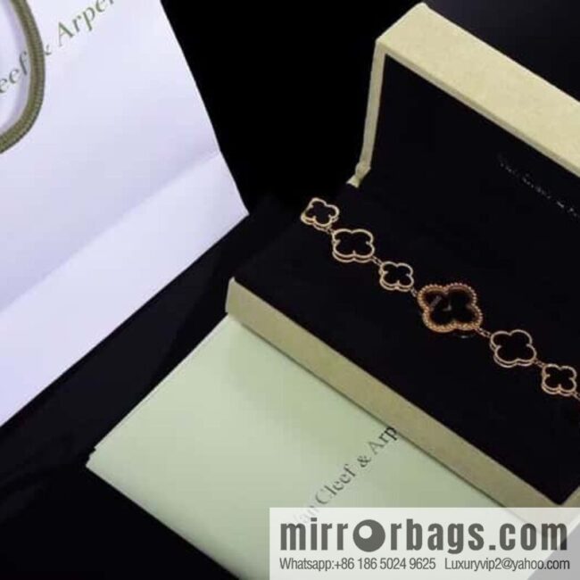 Van Cleef & Arpels -𝐕𝐚𝐧 𝐂𝐥𝐞𝐞𝐟 & 𝐀𝐫𝐩𝐞𝐥𝐬 Alhambra bracelet Swiss quartz watch