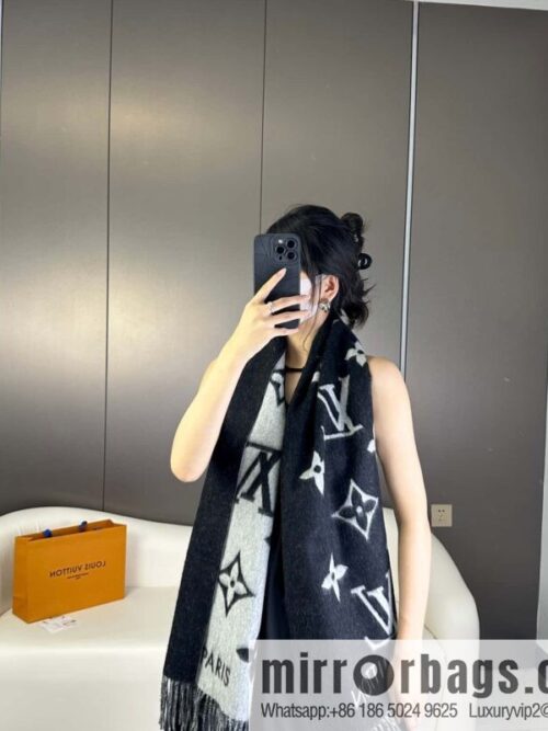 LV 𝑹𝒆𝒚𝒌𝒋𝒂𝒗𝒊𝒌 Double Sided Cashmere Scarf