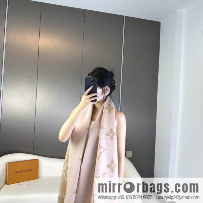 LV Huo Siyan\'s latest pink milk tea scarf