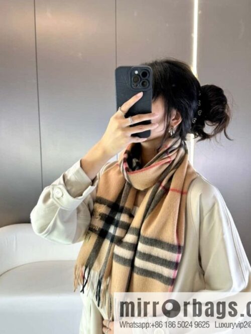 a1696689188676_1221-800x8000u04isdpflv45043_20250629233323.jpg Burberry, embroidered war horse, cashmere checked scarf
