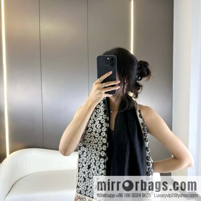 CHANEL \"Vitality Bubble\" cashmere scarf