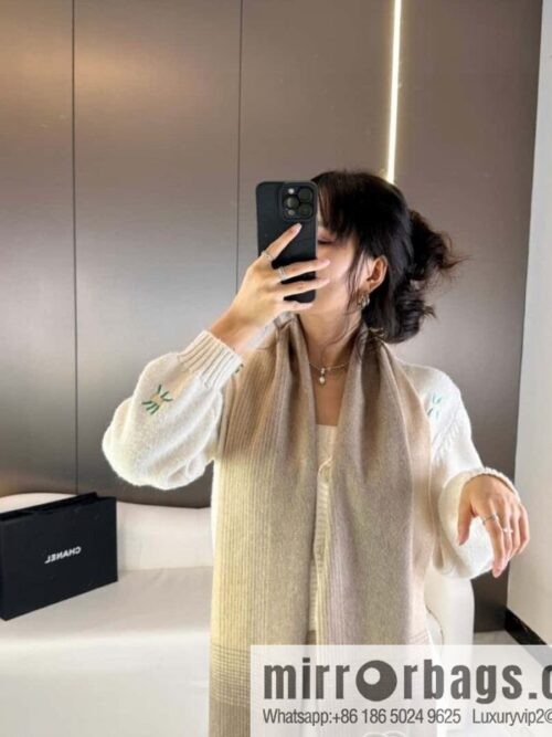a1696777387596_4762-800x80051f02oisnb244795_20250629233104.jpg CHANEL 2023新款渐变色 细羊绒围巾