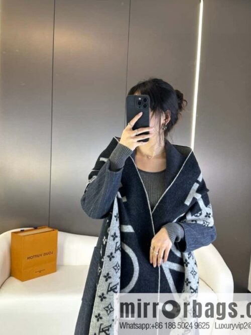 a1696949521944_4855-800x800aiz1rx4zvam44500_20250629232824.jpg LV double color, cashmere small shawl.