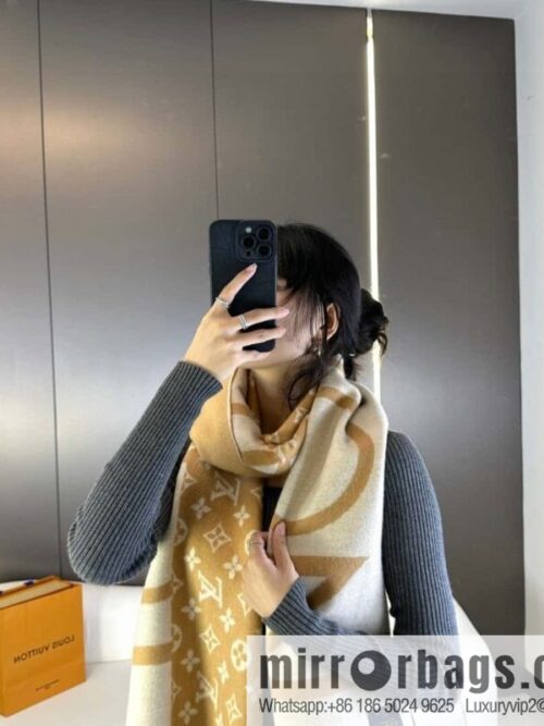 a1696949534005_2183-800x8003yafoks2pyf44486_20250629232814.jpg LV double color, cashmere small shawl.