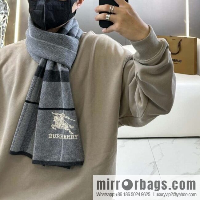 Burberry, classic warhorse plaid, high-end men\'s scarf