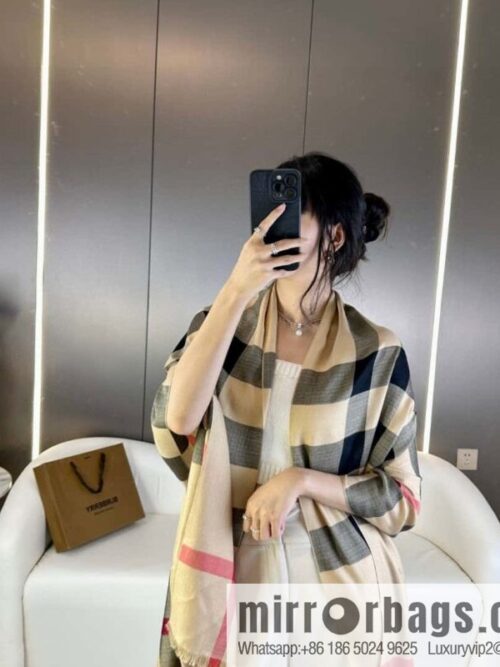 a1696950628081_0384-800x8004jkdtzsaos544342_20250629232658.jpg Burberry, Classic Checked Thin Diamond Velvet Scarf