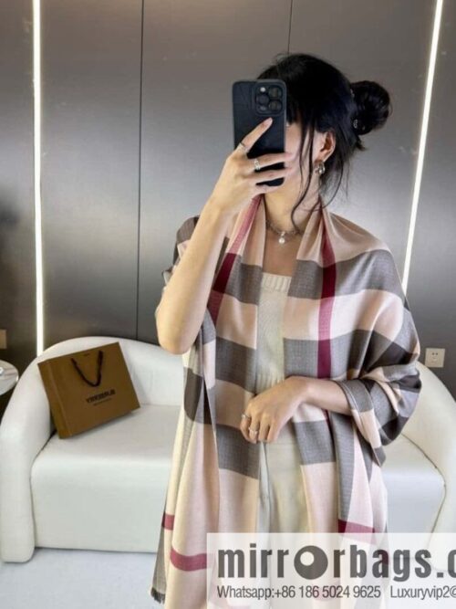 a1696950641090_6257-800x800srz3kz54r4r44331_20250629232653.jpg Burberry, Classic Checked Thin Diamond Velvet Scarf