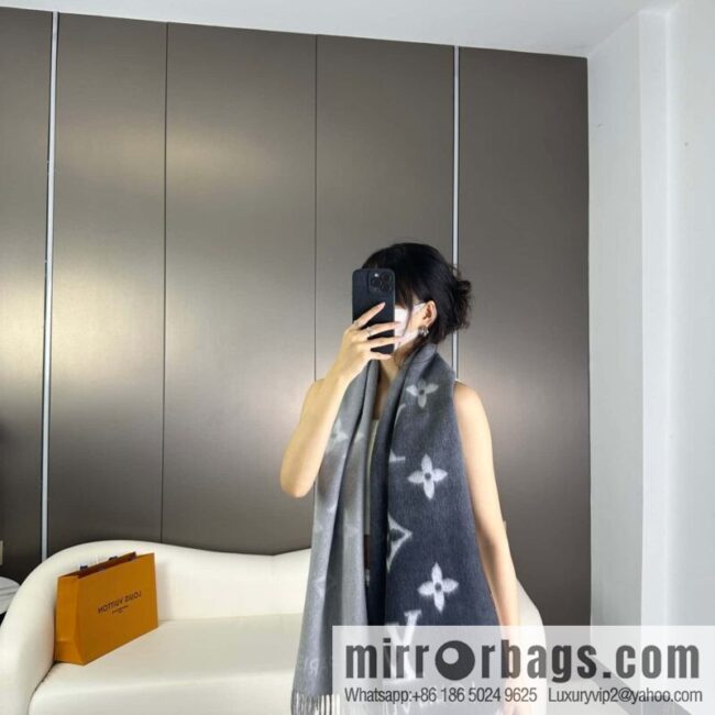 LV 𝑹𝒆𝒚𝒌𝒋𝒂𝒗𝒊𝒌 Double Sided Cashmere Scarf
