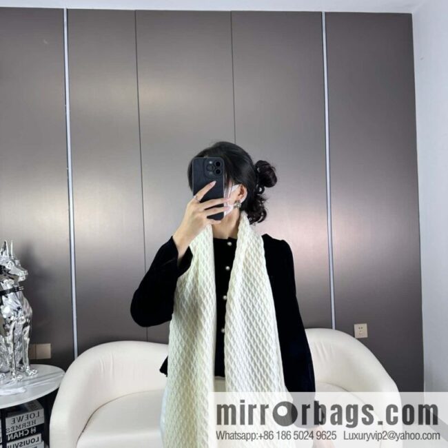 CHANEL New Chanel new product, rhombus logo scarf.
