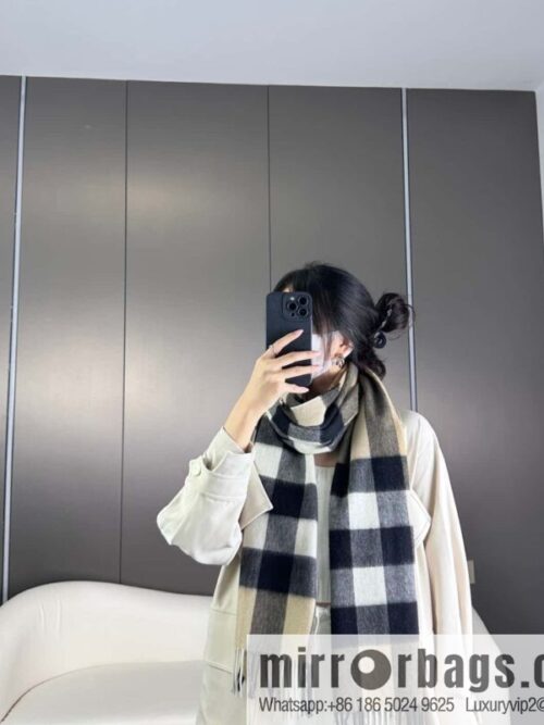 a1697469479032_6248-800x8002ucdfn1dczu32775_20250626031400.jpg Burberry, classic cashmere plaid scarf