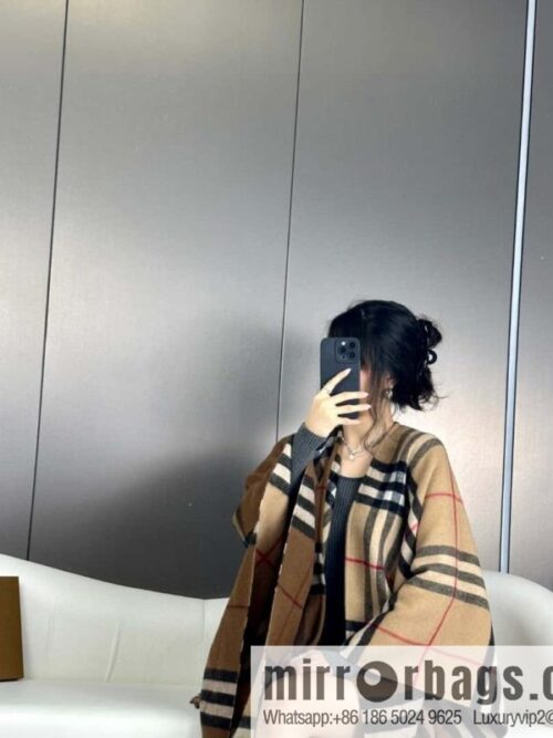 Burberry, the latest contrasting plaid jacquard cape