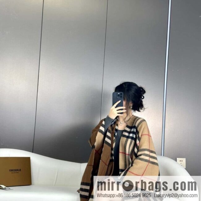 Burberry, the latest contrasting plaid jacquard cape