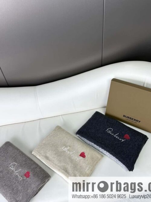 a1698332316686_3441-800x800ygsbnvioh4o21700_20250625214739.jpg Burberry, Knitted Cashmere Scarf