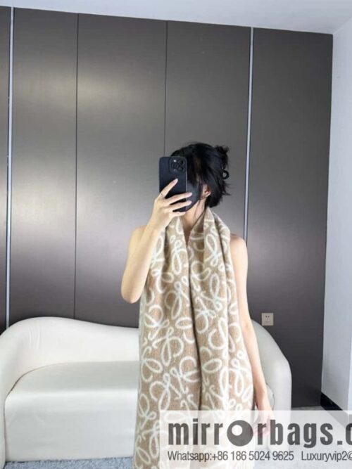 a1698759836990_6401-800x8004c3vgcktjcg21607_20250625214355.jpg LOEWE\'s new wool mohair scarf