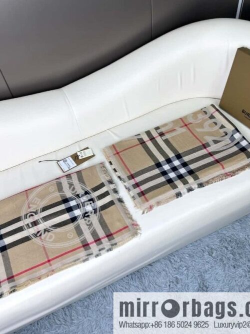 a1701707972778_5761-800x800qkm3zzpxlo020732_20250625211542.jpg Burberry, Classic Alphabet Plaid Towel