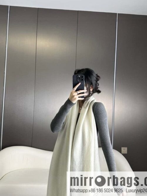 a1702226627765_0036-800x80003vwmrrjjav20552_20250625211100.jpg CHANEL Annual Limited Edition Double C Knitted Shawl