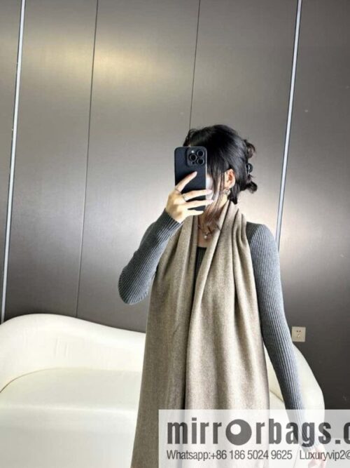 a1702226647017_8431-800x800cvivle34abr20563_20250625211119.jpg CHANEL Annual Limited Edition Double C Knitted Shawl