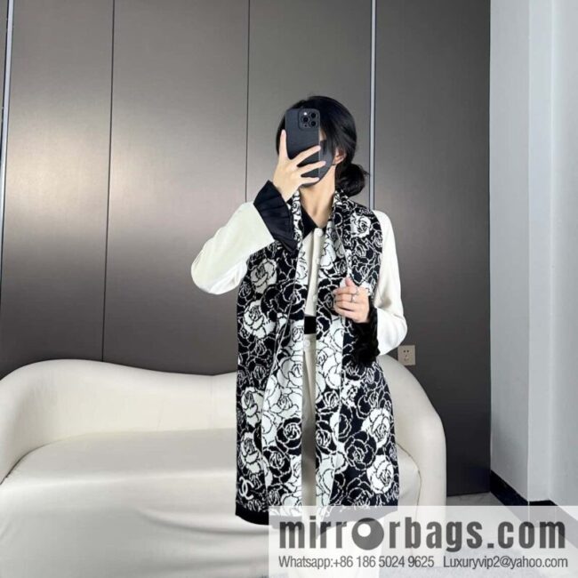 a1703525975015_6723-800x800ij4khkwxpb18401_20250625135407.jpg CHANEL camellia knitted cashmere towel
