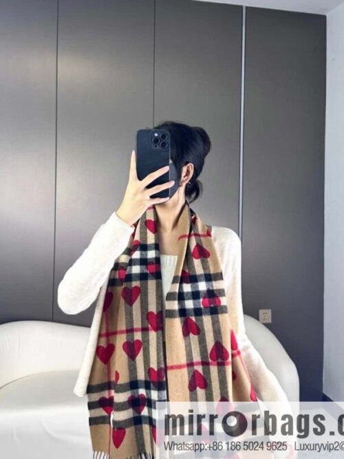 a1704212076282_2156-800x800ca0vv1kovfs8348_20250625135240.jpg Burberry, classic cashmere ♥️ peach heart, cashmere scarf
