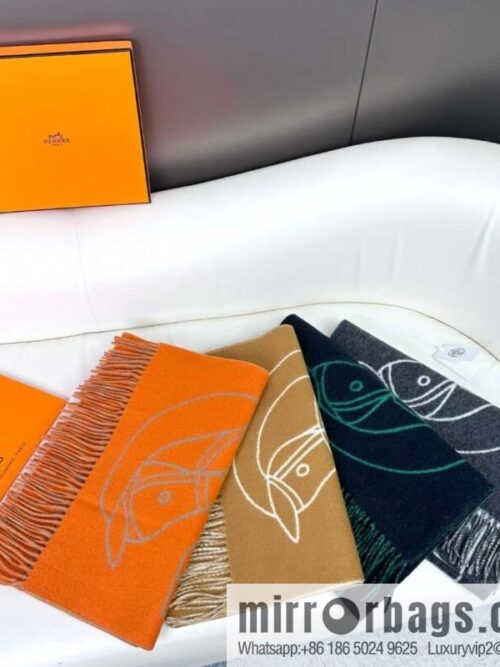 a1705594419782_7835-800x800a4bfd2sjypn7851_20250625132940.jpg Hermès, contrasting jacquard weave Entrelacs Equestres horse head pattern scarf