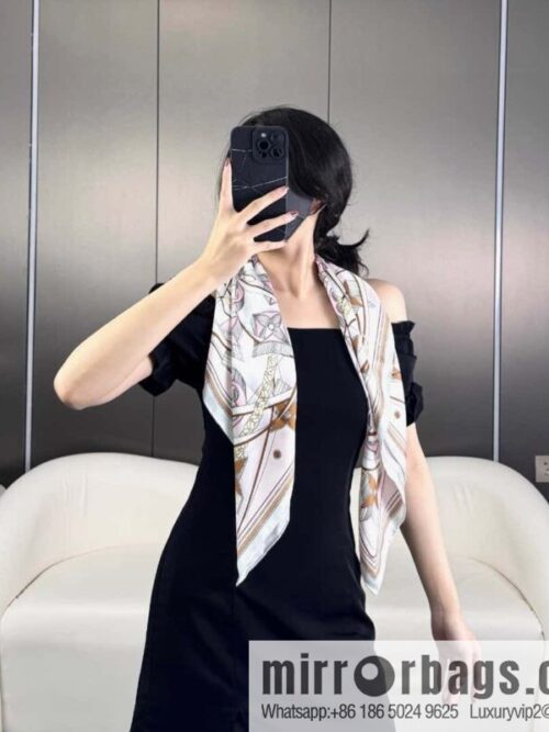 LV [L three-dimensional relief pattern 90] silk printing square towel