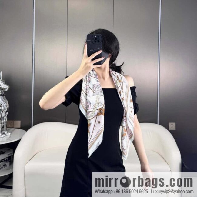 LV [L three-dimensional relief pattern 90] silk printing square towel