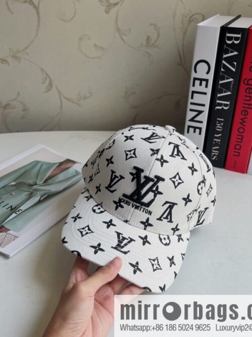 LV Louis Vuitton 2022 spring and summer new full of embroidery craft letters yuppie hardtop baseball cap