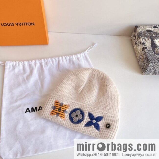 LV Louis Vuitton 2022 autumn and winter new embroidered simple plush wool hat