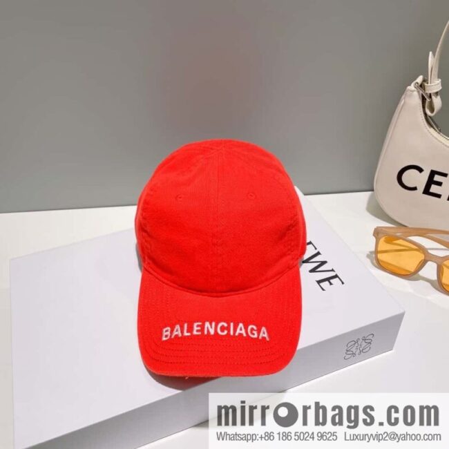 Balenciaga\'s new embroidered versatile baseball cap