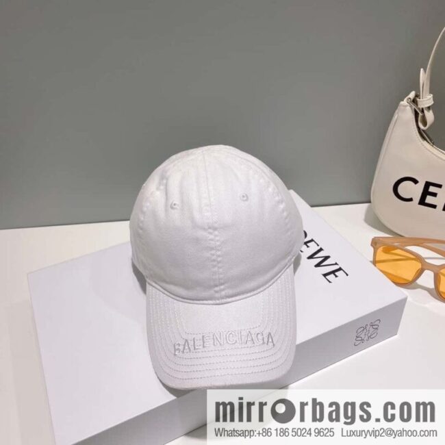 Balenciaga\'s new embroidered versatile baseball cap