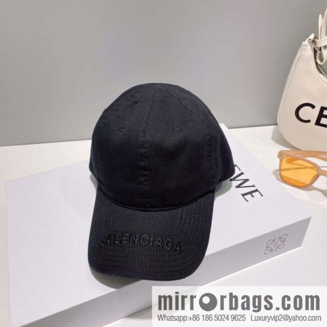 Balenciaga\'s new embroidered versatile baseball cap