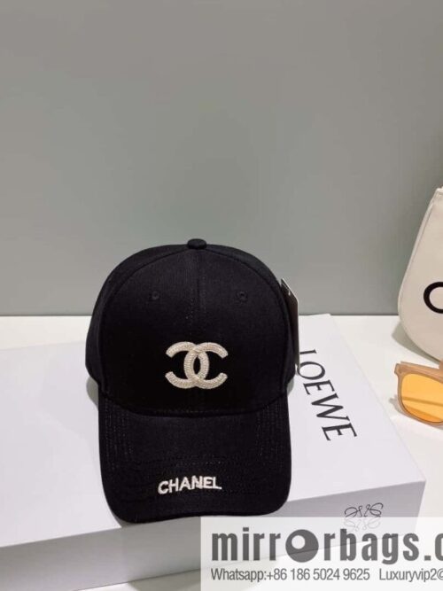 Chanel\'s new simple embroidered logo baseball cap