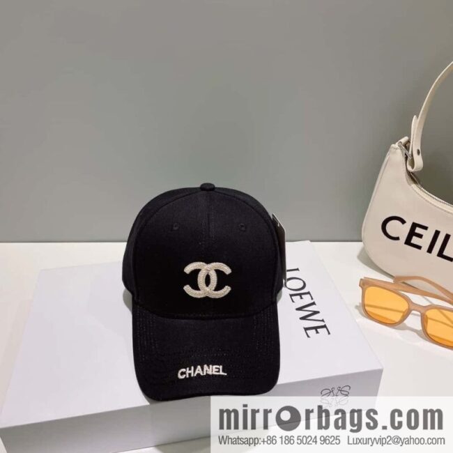 Chanel\'s new simple embroidered logo baseball cap