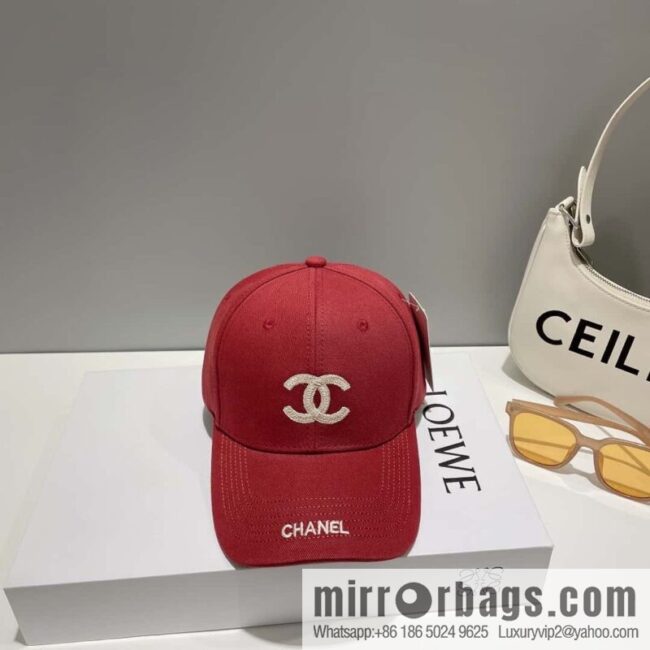 Chanel\'s new simple embroidered logo baseball cap