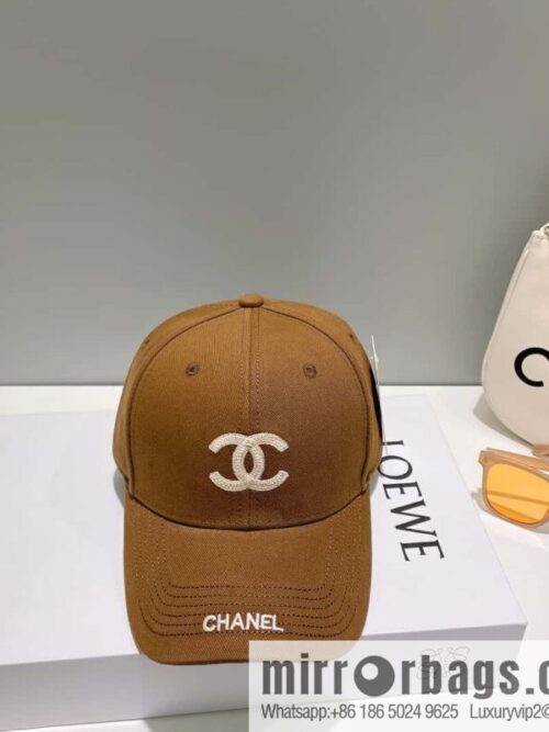 Chanel\'s new simple embroidered logo baseball cap