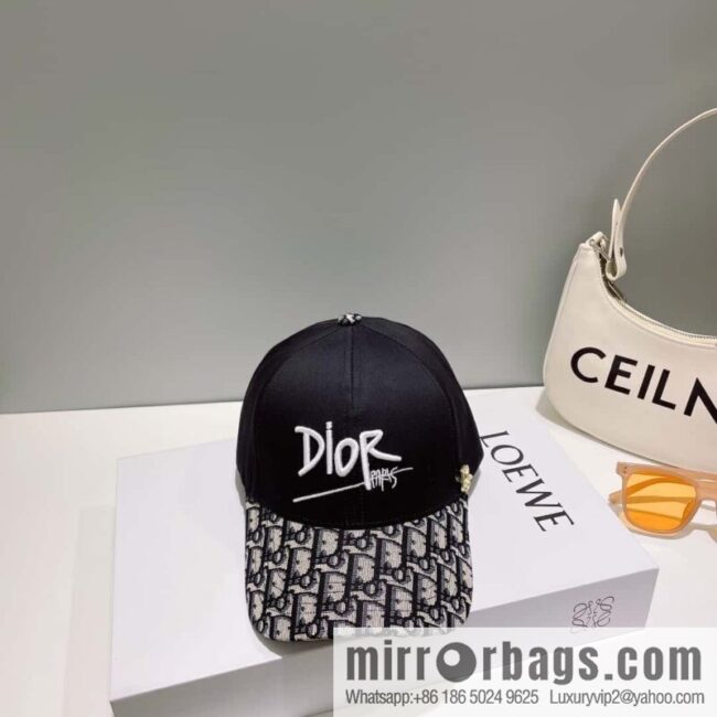 Dior\'s new embroidered alphabet canvas baseball cap