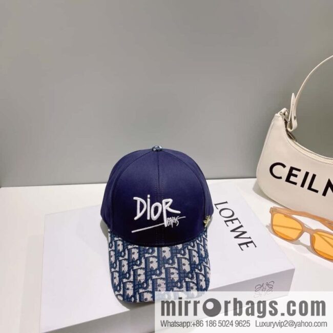 Dior\'s new embroidered alphabet canvas baseball cap