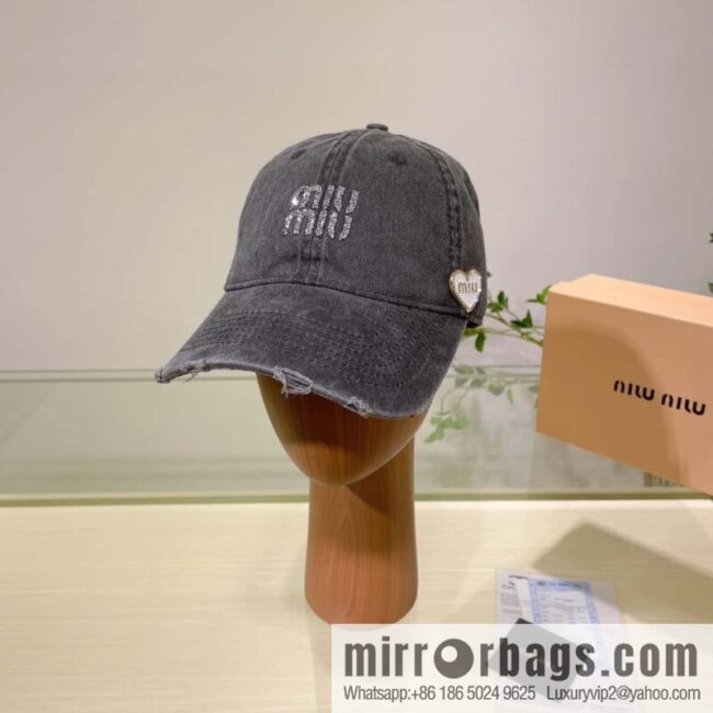 MIUMIU Miu Miu\'s new plain baseball cap