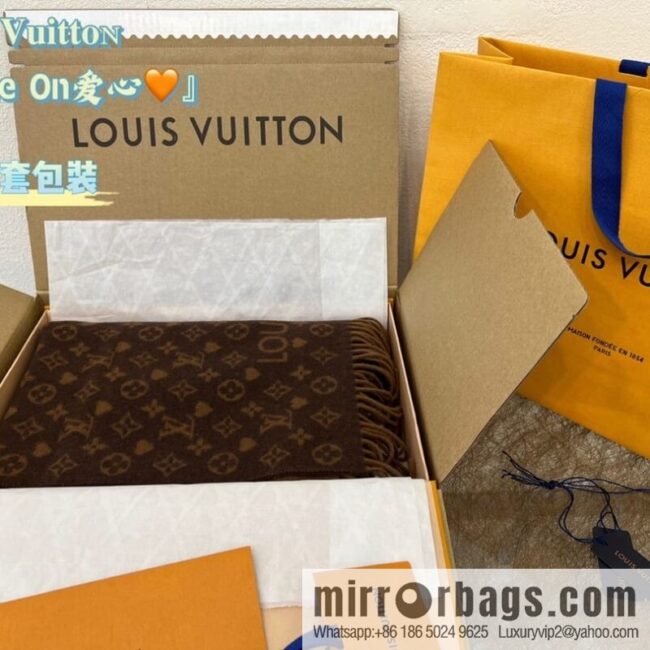 LV Louis Vuitton \"Game On\" Love Shawl Scarf M77377