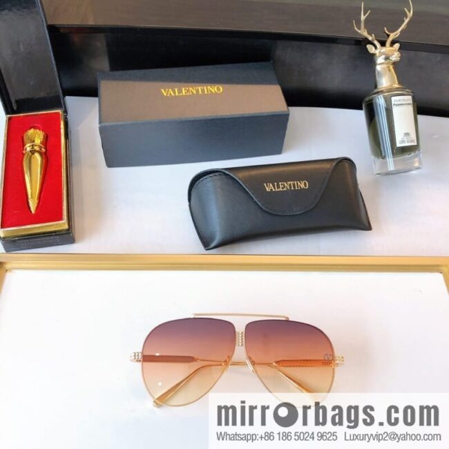 VALENTINO Valentino temple three-sided three-dimensional rivet surround sunglasses