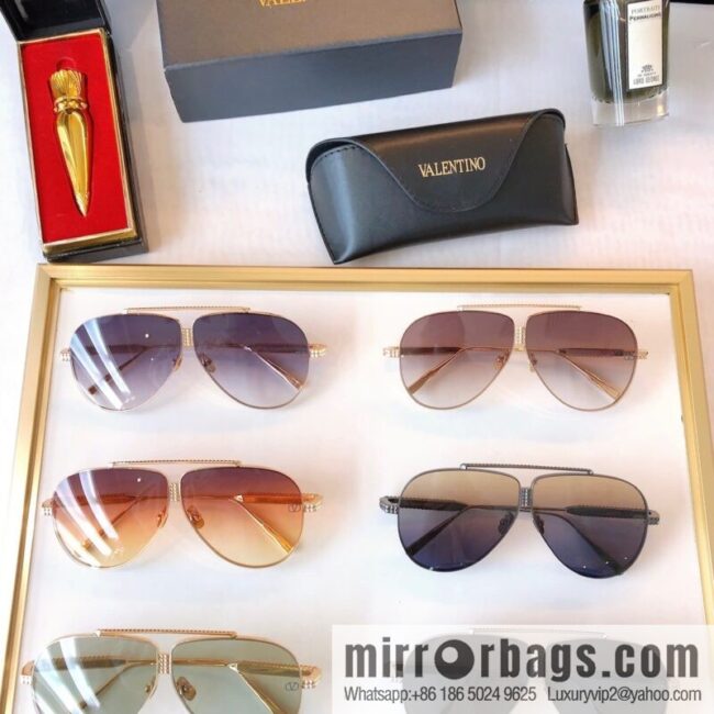 VALENTINO Valentino temple three-sided three-dimensional rivet surround sunglasses