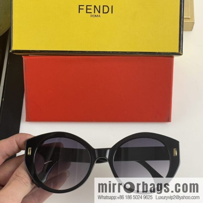 Fendi Round Frame Women\'s Sunglasses